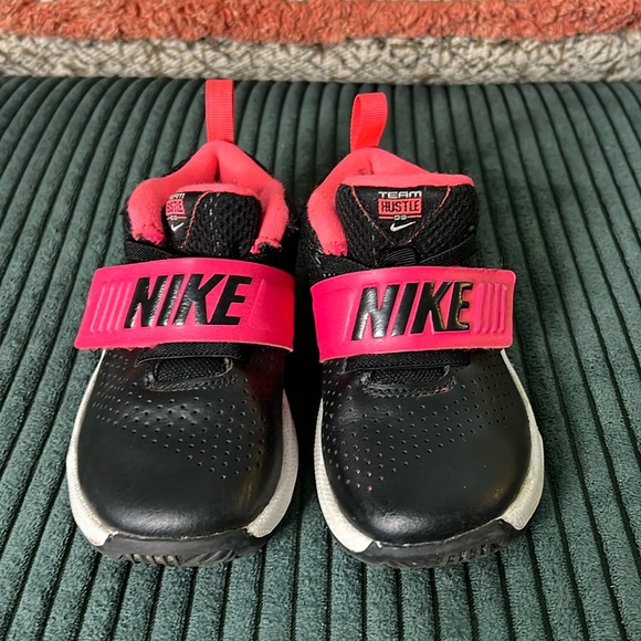 Nike Girl's Team Hustle D8 Basketball Shoe Black/Racer Pink Kid’s Size‎ 9 - Picture 1 of 7